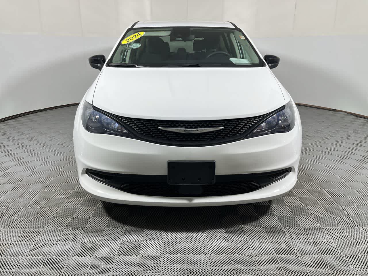 Used 2024 Chrysler Voyager LX FWD image 3