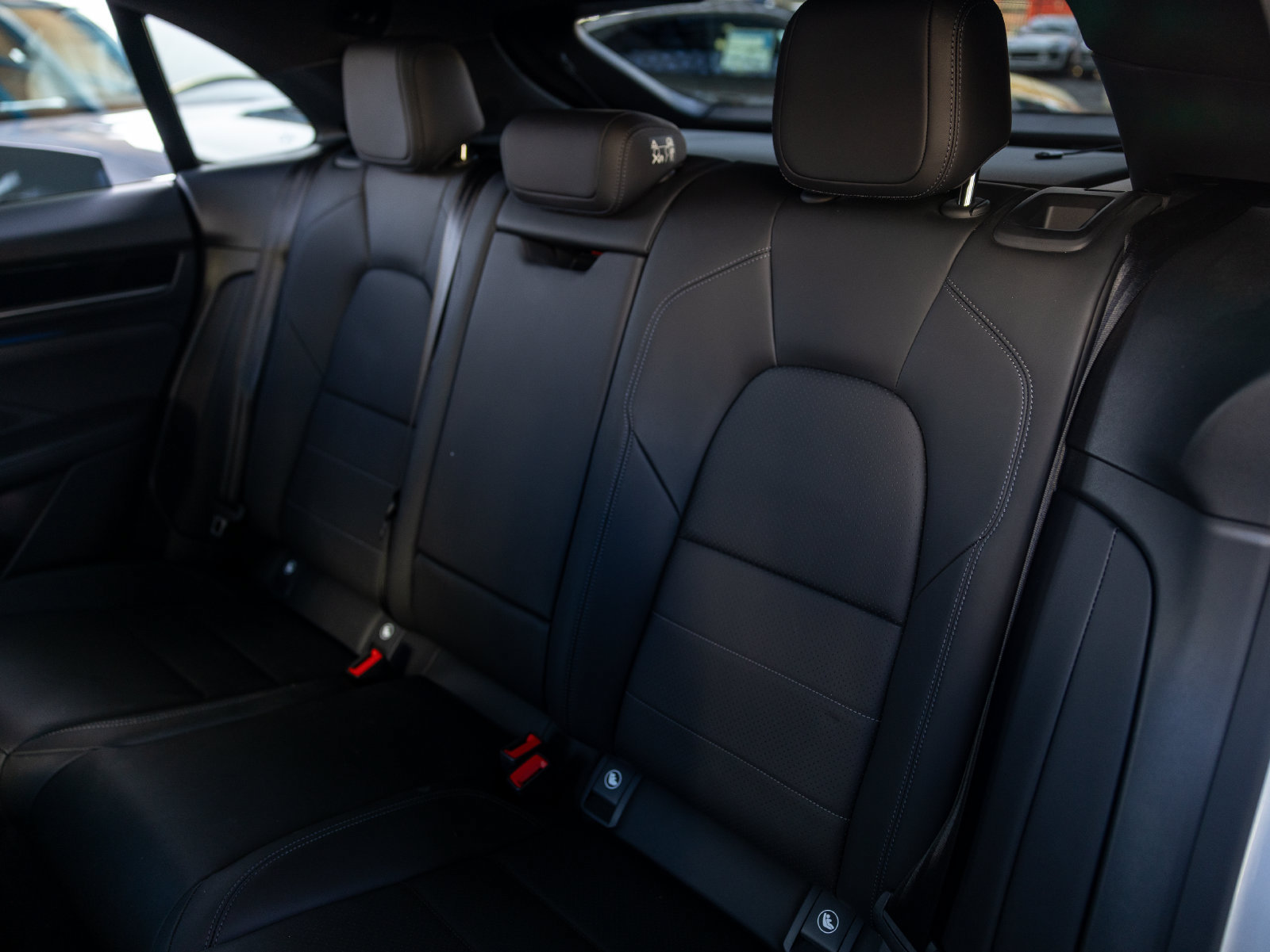 Certified 2025 Porsche Macan 4S Electric AWD/4WD image 28
