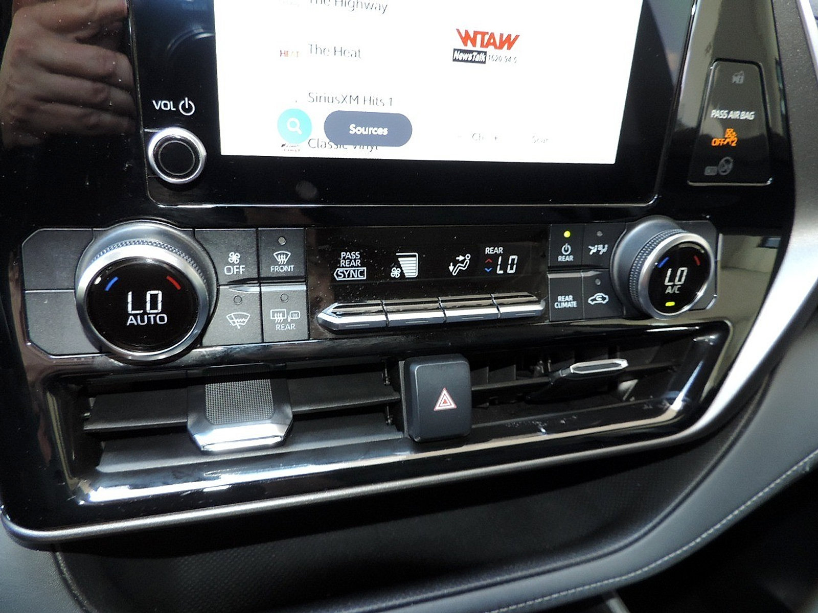 Used 2023 Toyota Highlander LE FWD image 22