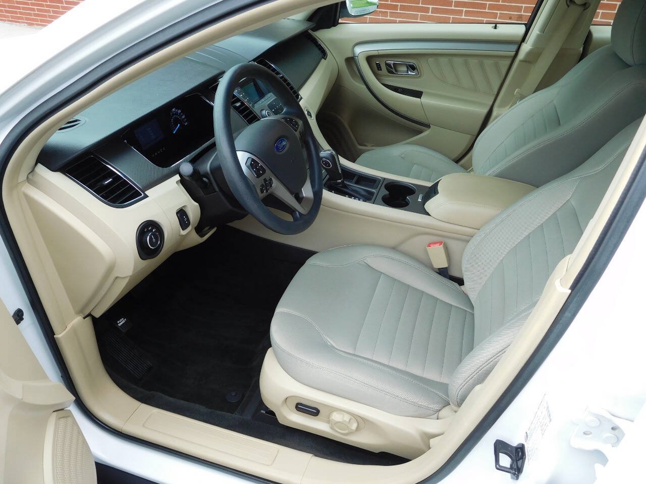 Used 2016 Ford Taurus SE FWD image 10