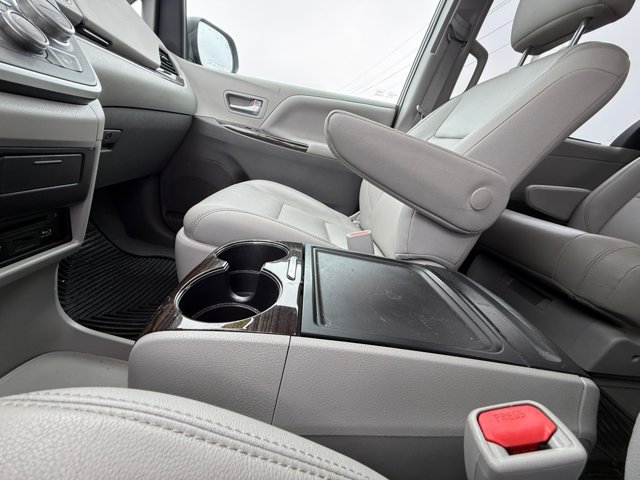 Used 2020 Toyota Sienna XLE Premium AWD/4WD image 17