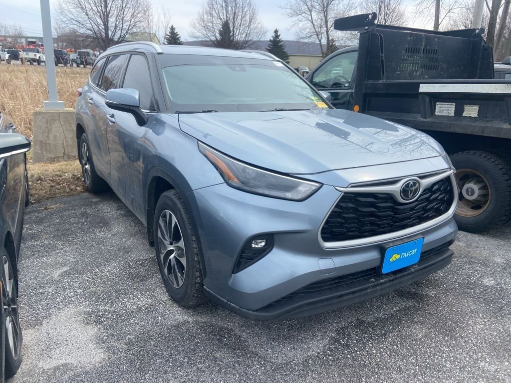 Used 2022 Toyota Highlander XLE AWD/4WD image 1