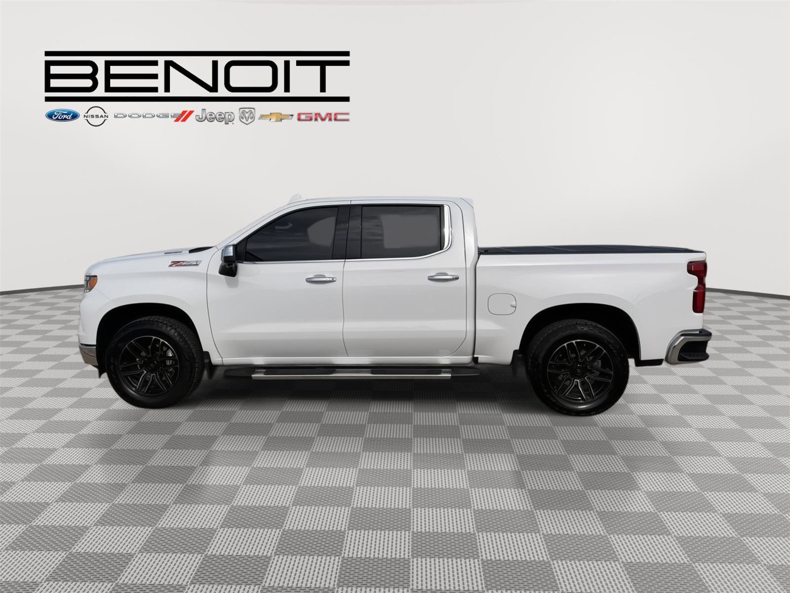 Used 2025 Chevrolet Silverado 1500 LTZ AWD/4WD image 3