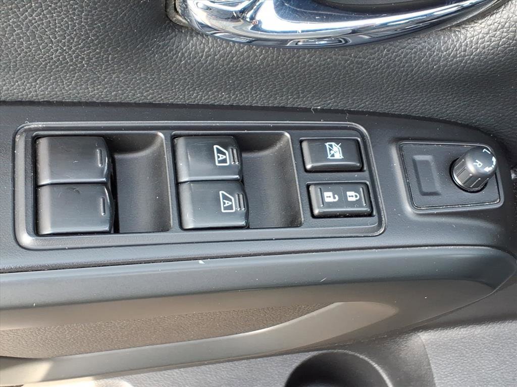 Used 2018 Nissan Titan SV w/ SV Convenience Package image 17