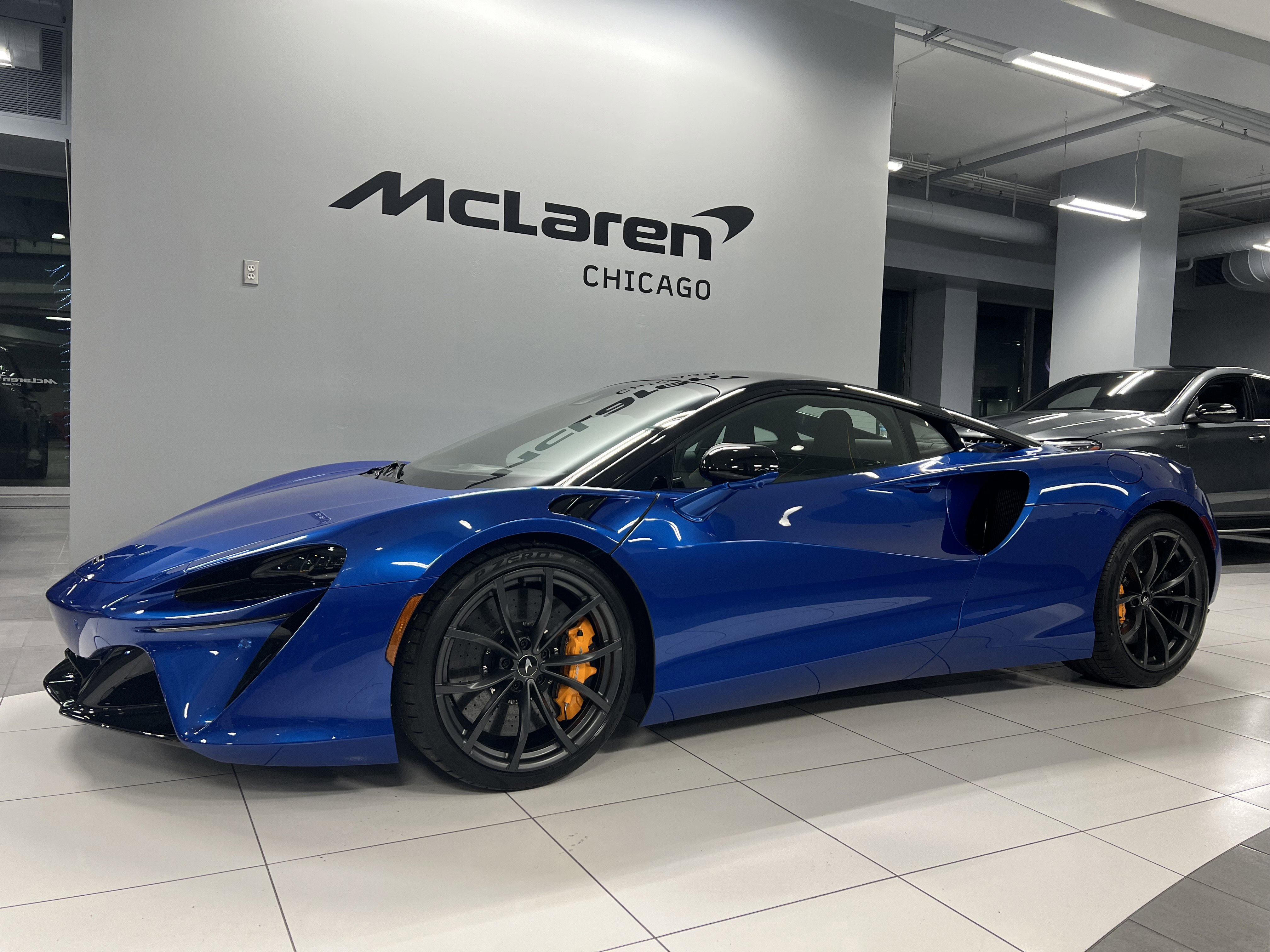 Used 2024 McLaren Artura image 2