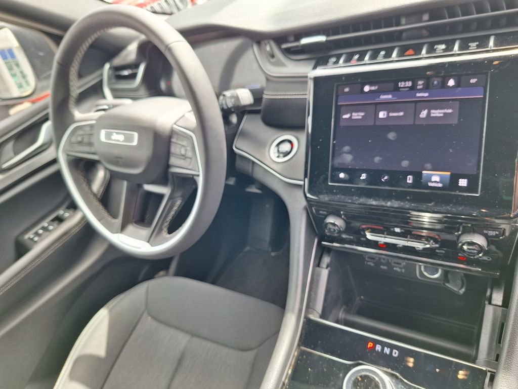 Used 2025 Jeep Grand Cherokee L Laredo image 31