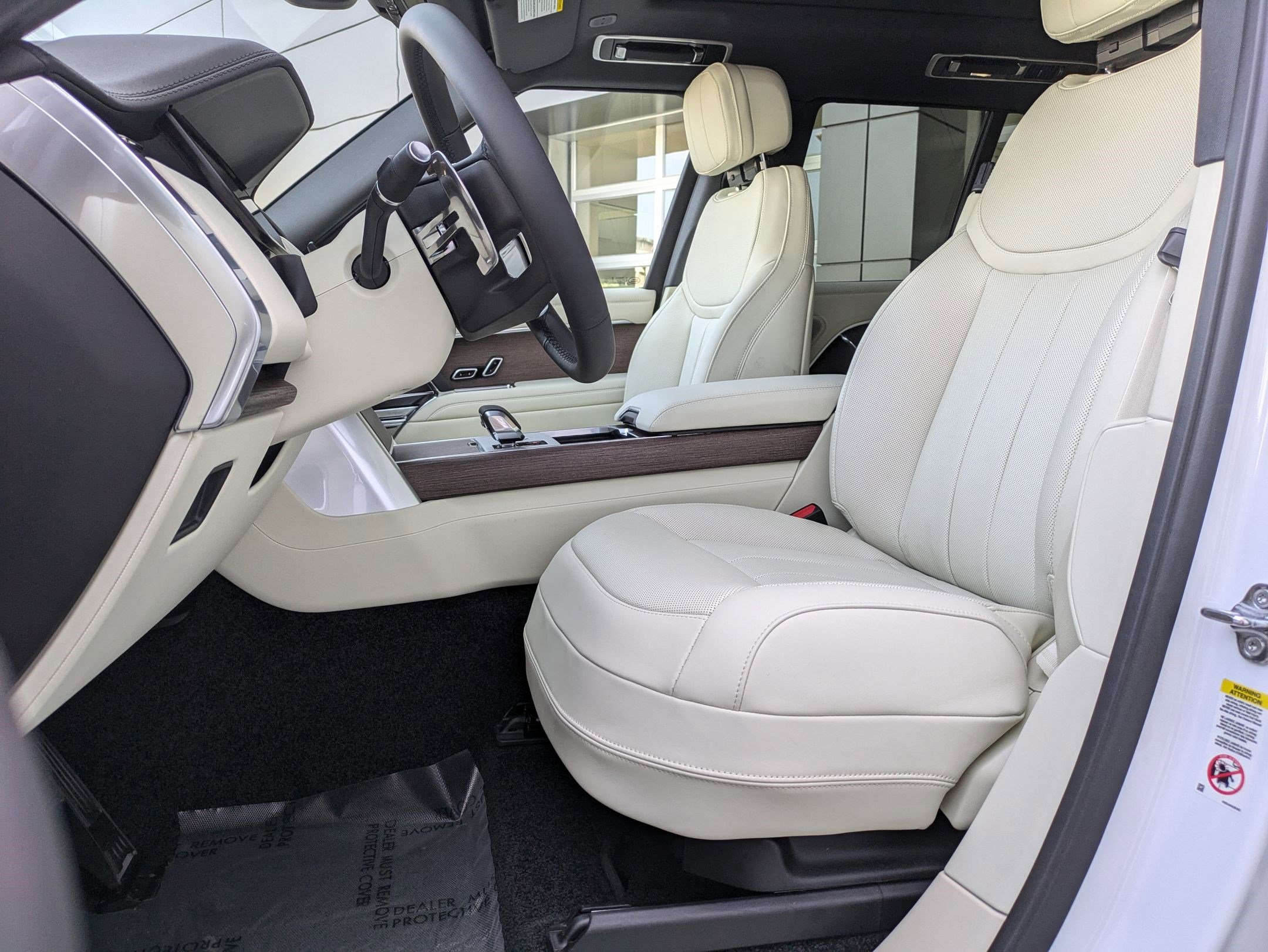 New 2025 Land Rover Range Rover SE image 13