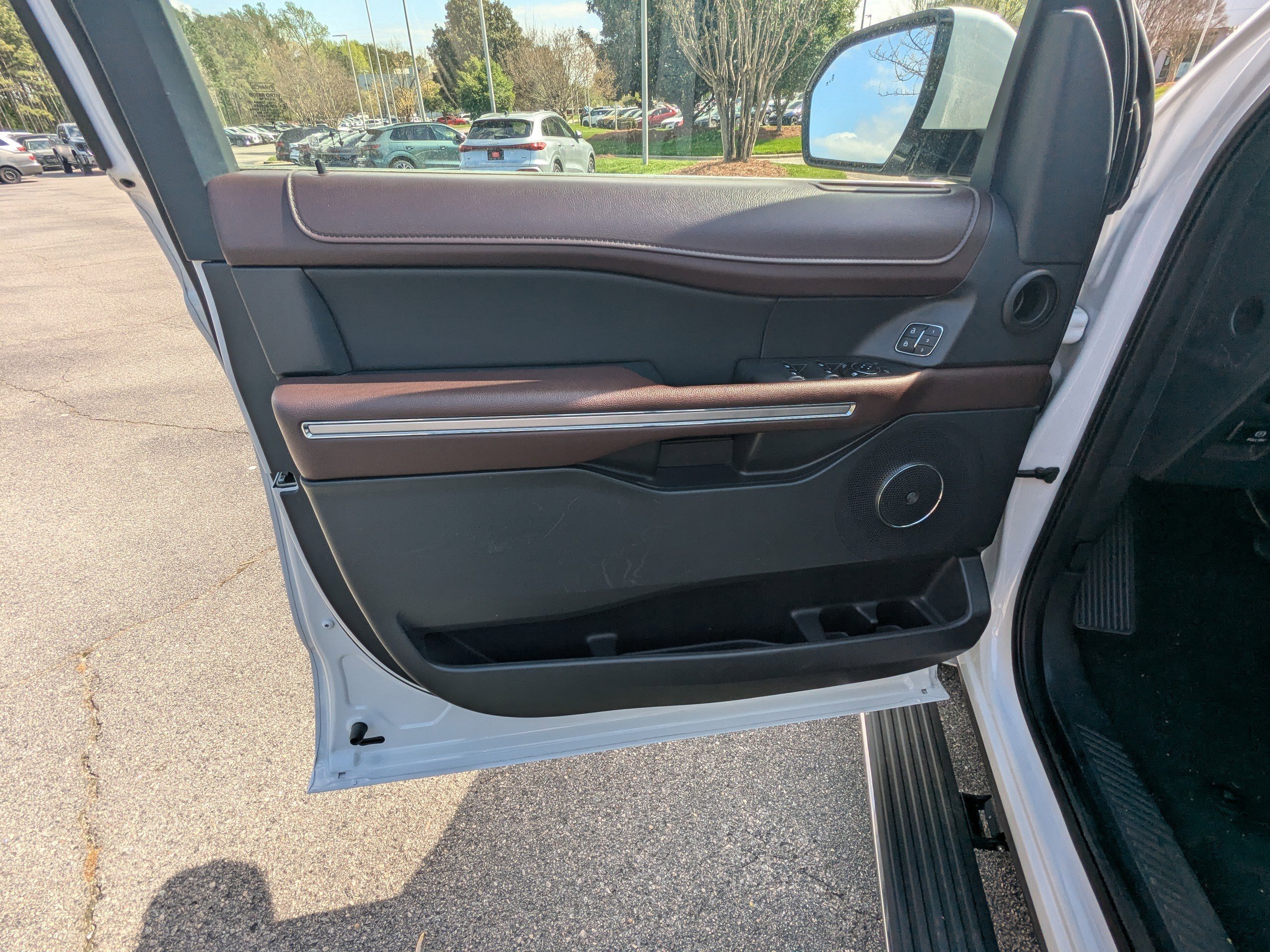 Used 2024 Ford Expedition Limited image 19