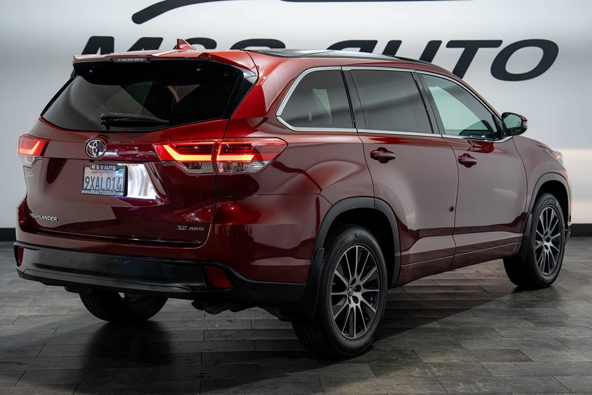 Used 2018 Toyota Highlander SE AWD/4WD image 2