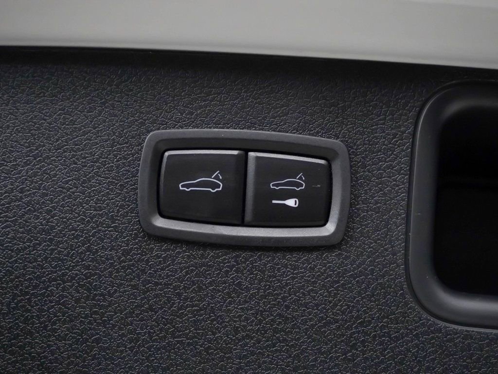 Certified 2025 Porsche Macan image 14