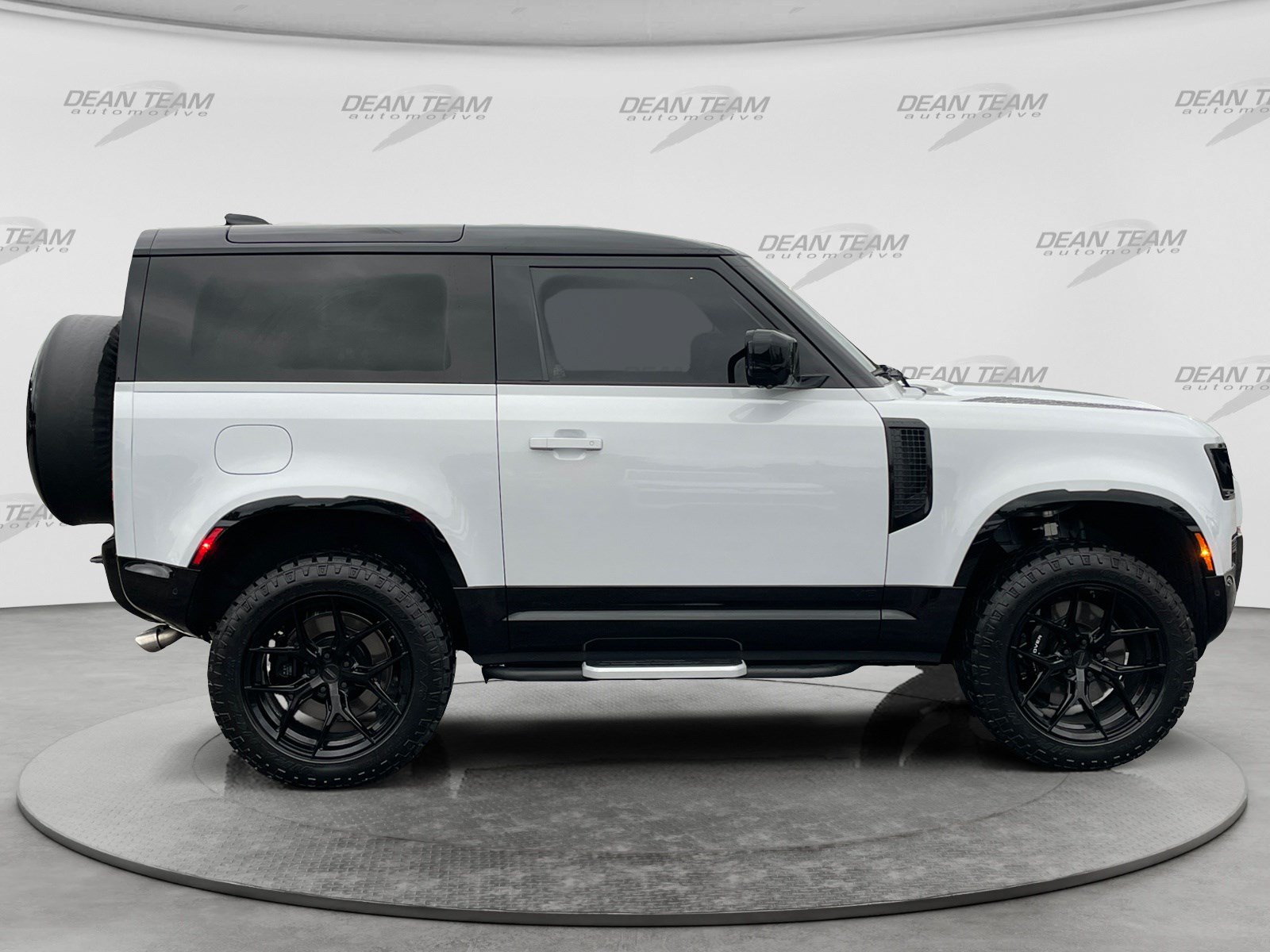 Used 2023 Land Rover Defender 90 V8 AWD/4WD image 9
