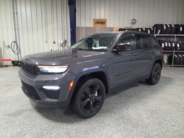 Used 2023 Jeep Grand Cherokee Limited w/ Luxury Tech Group II AWD/4WD image 3