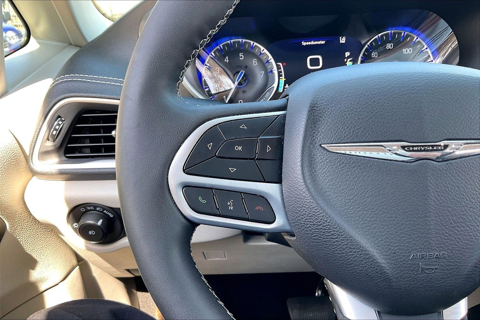 Used 2023 Chrysler Pacifica Touring-L image 16