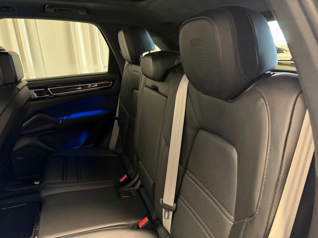 Certified 2023 Porsche Cayenne Platinum Edition image 25