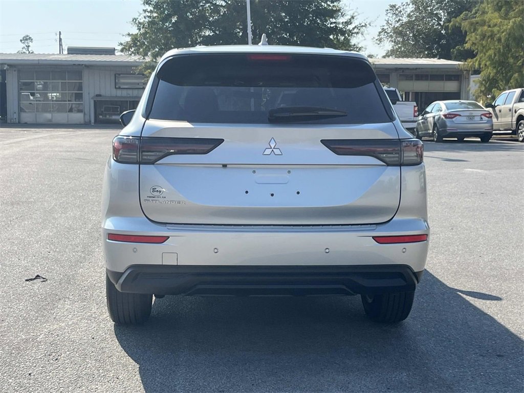 New 2025 Mitsubishi Outlander ES image 4