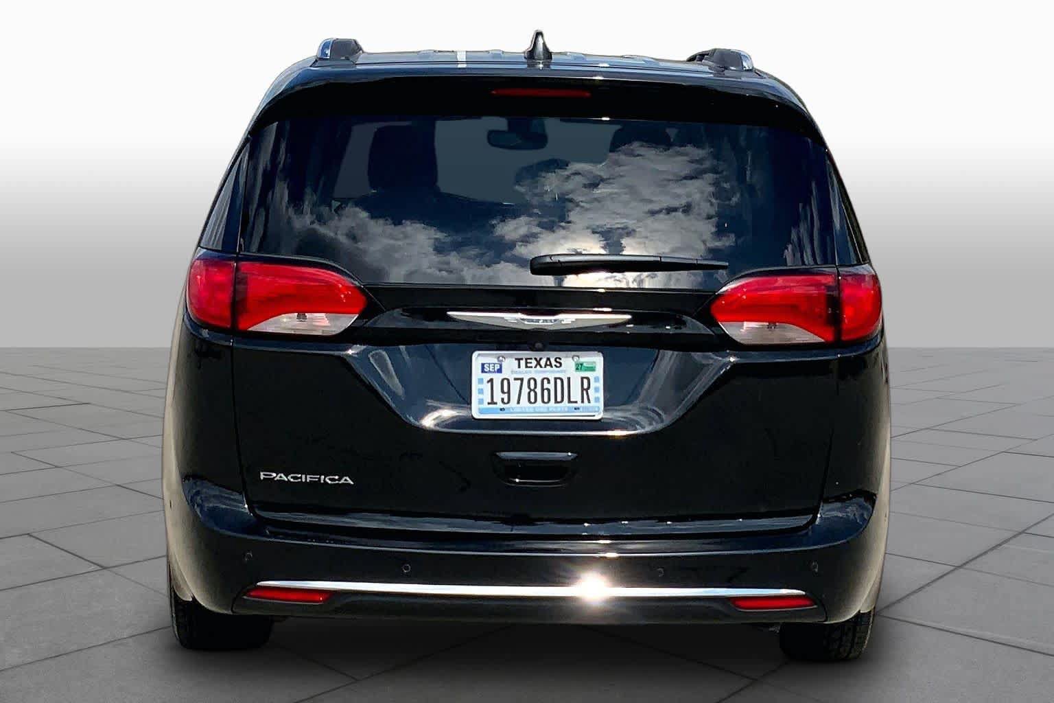 Used 2020 Chrysler Pacifica Touring-L FWD image 5