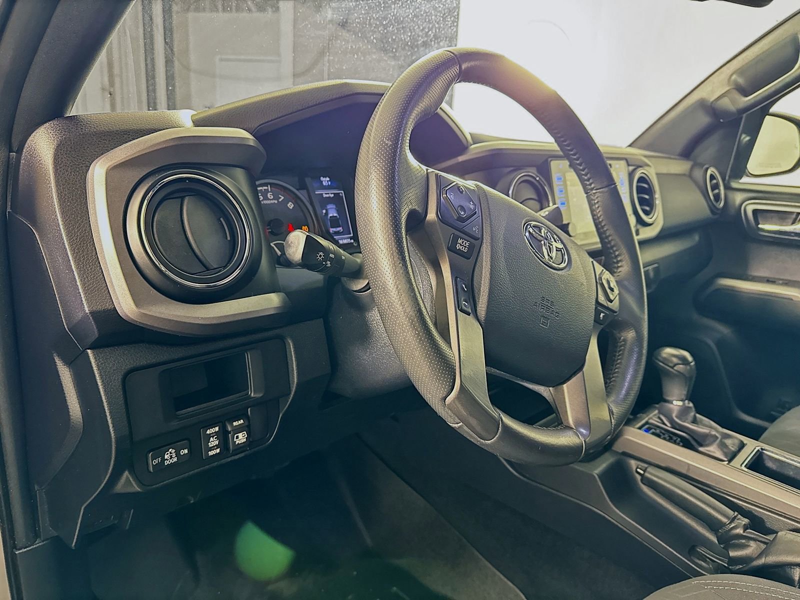 Used 2017 Toyota Tacoma TRD Sport w/ Premium & Technology Package image 7