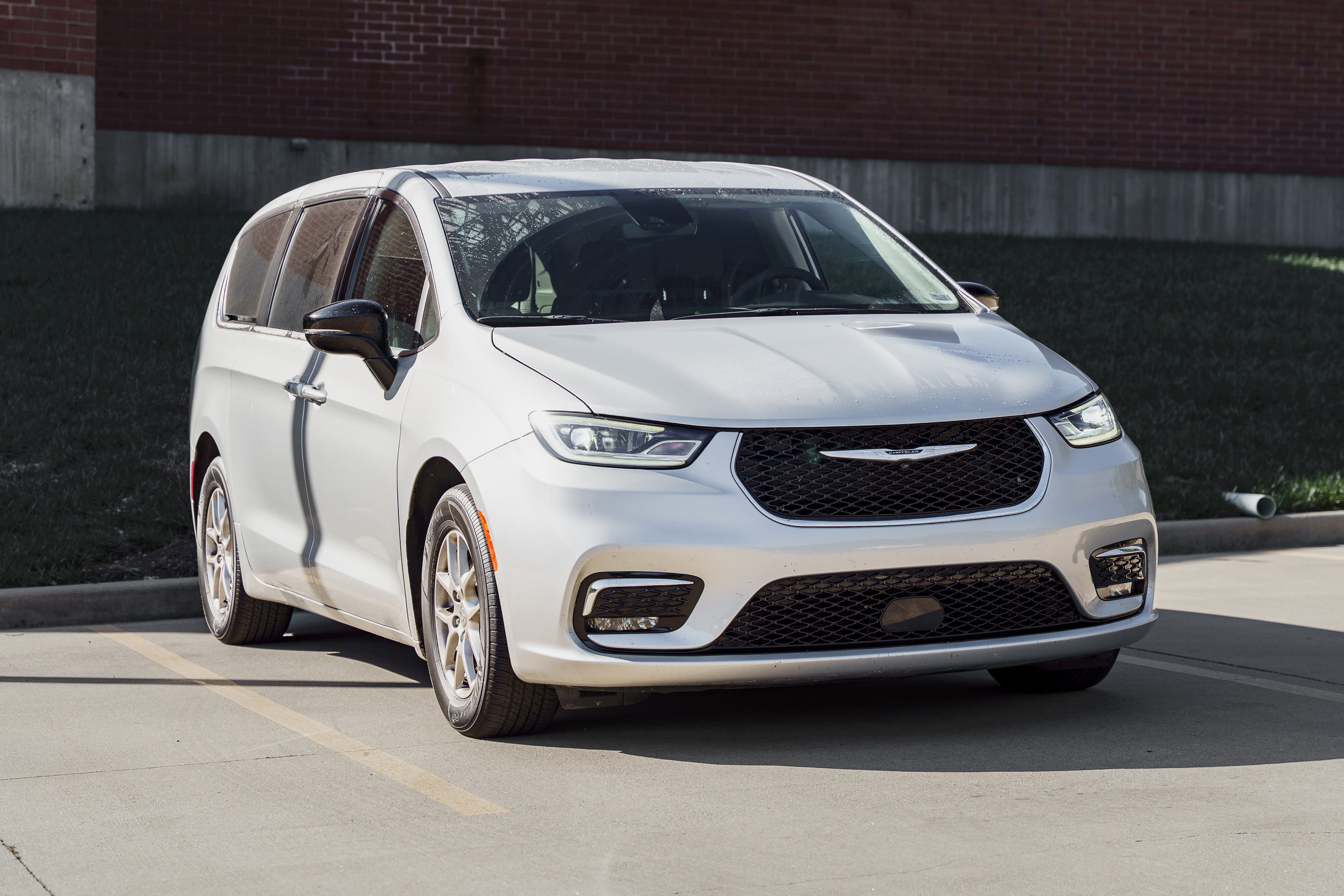 Used 2024 Chrysler Pacifica Touring-L image 2