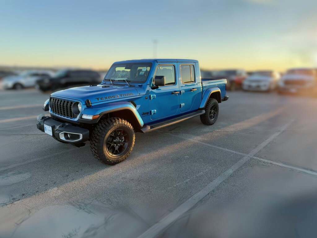 New 2025 Jeep Gladiator Sport image 4