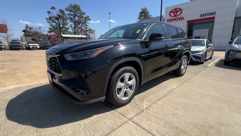 Used 2023 Toyota Highlander L image 2
