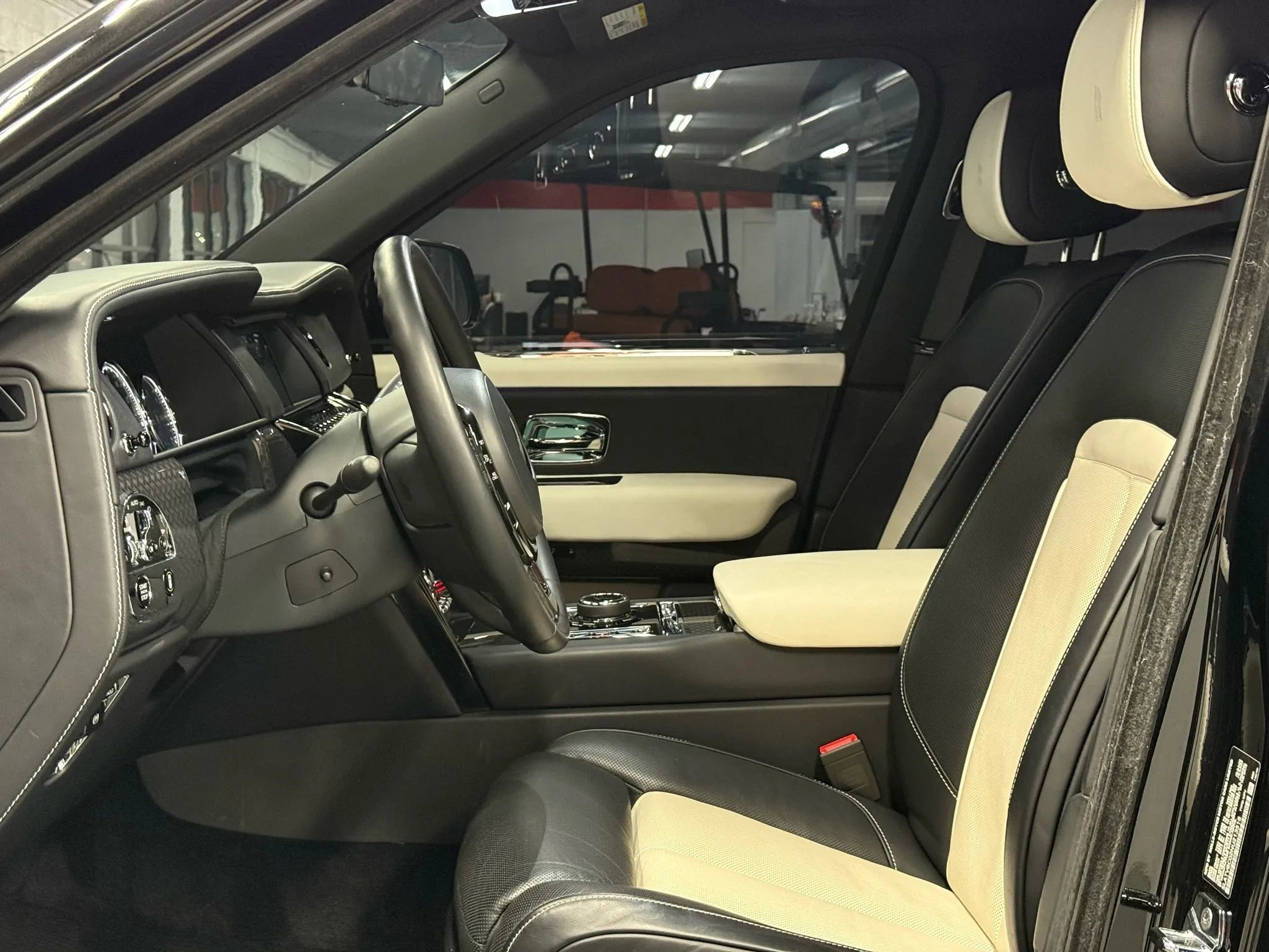 Used 2022 Rolls-Royce Cullinan Black Badge w/ Dark Exterior Package image 31