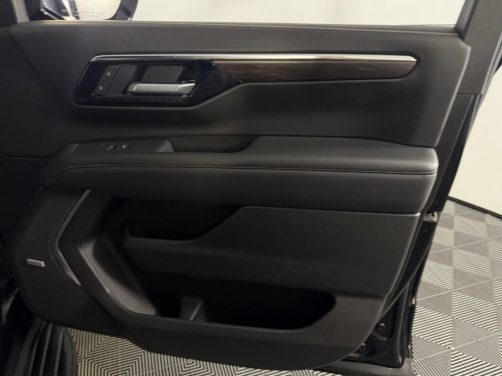 Used 2026 Chevrolet Suburban Premier AWD/4WD image 34