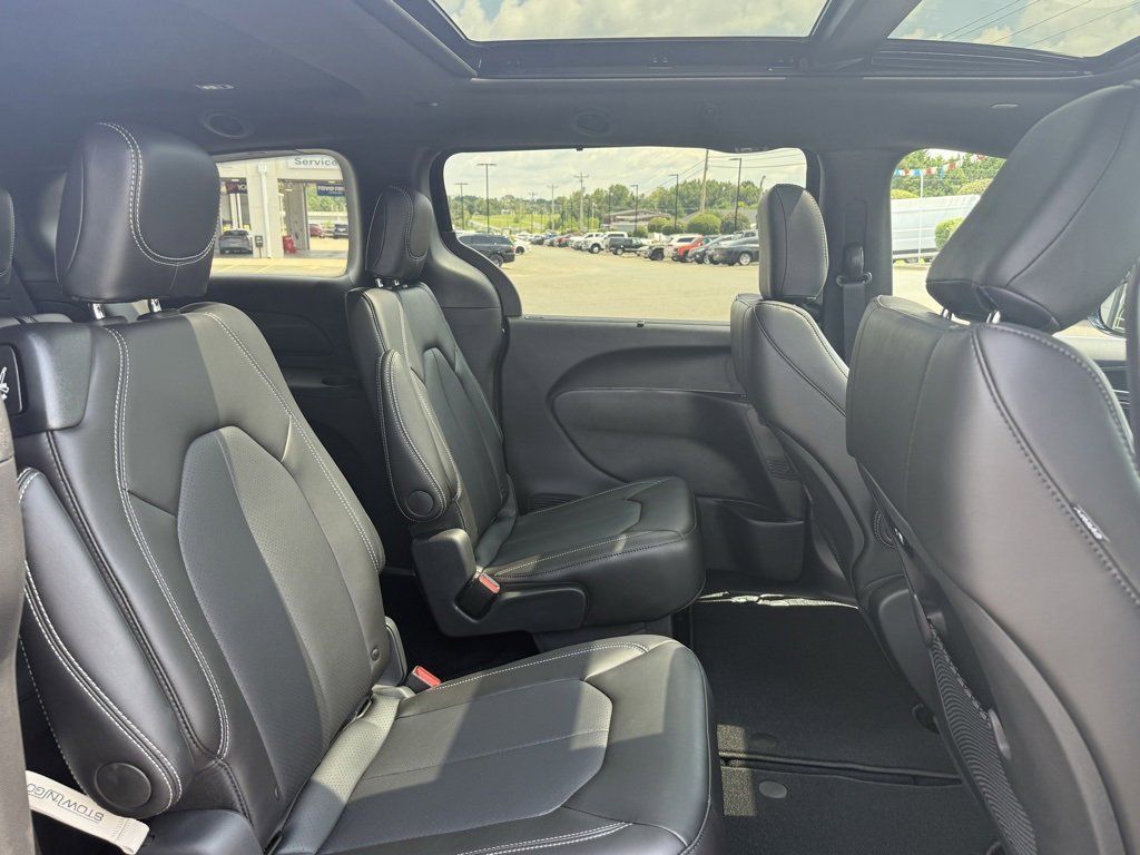 New 2026 Chrysler Pacifica Select image 35