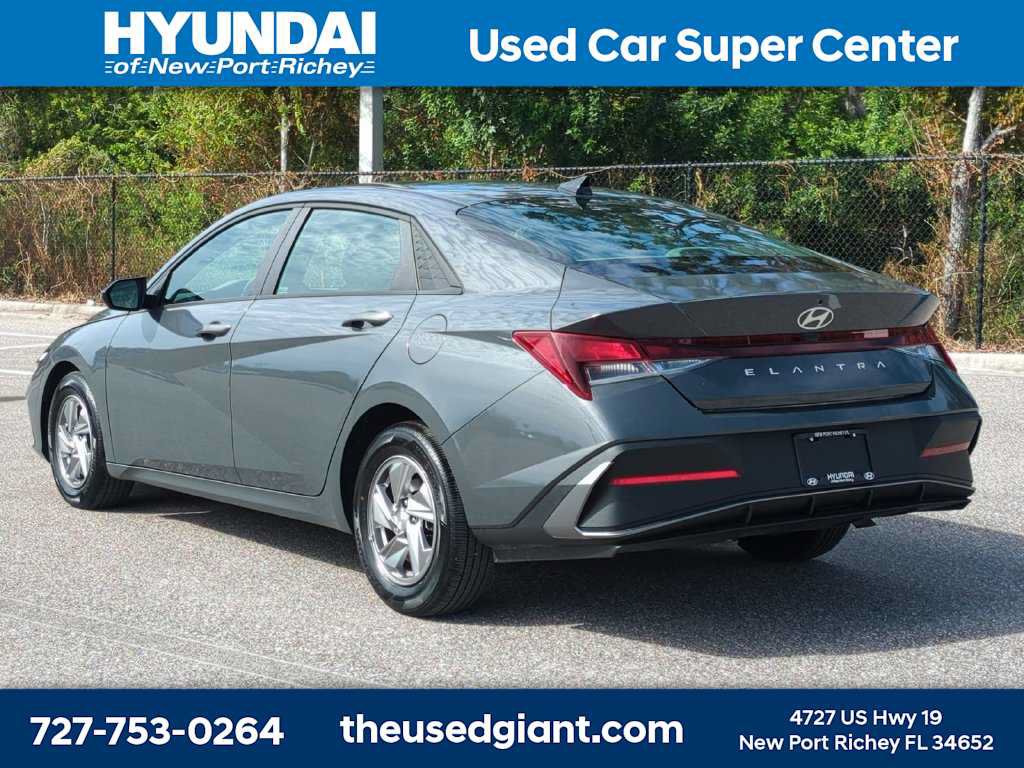 Certified 2025 Hyundai Elantra SE FWD image 3