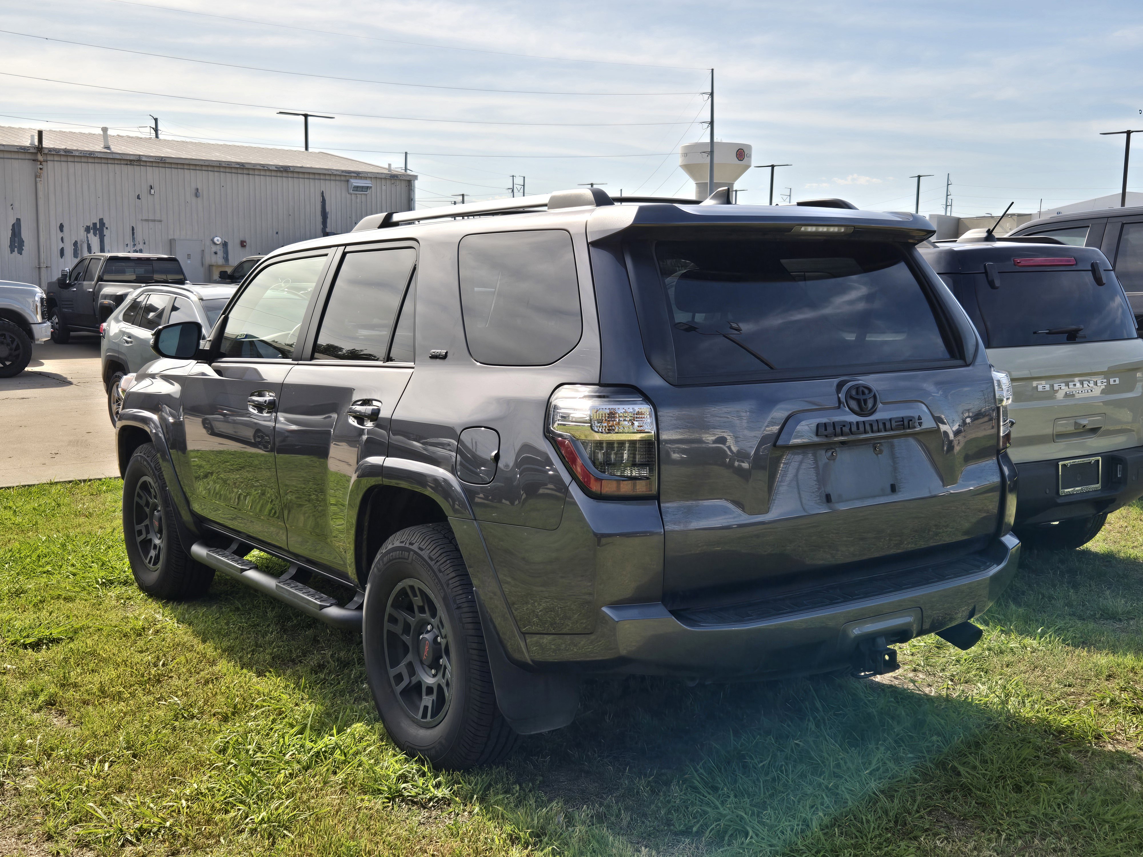Used 2022 Toyota 4Runner SR5 Premium w/ Moonroof Package AWD/4WD image 4