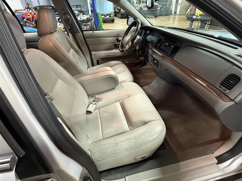 Used 2003 Ford Crown Victoria LX RWD image 17
