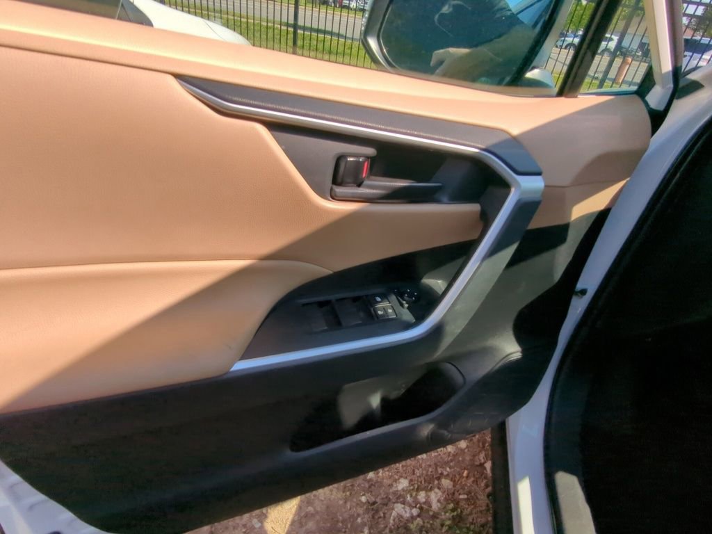 Used 2022 Toyota RAV4 LE AWD/4WD image 8