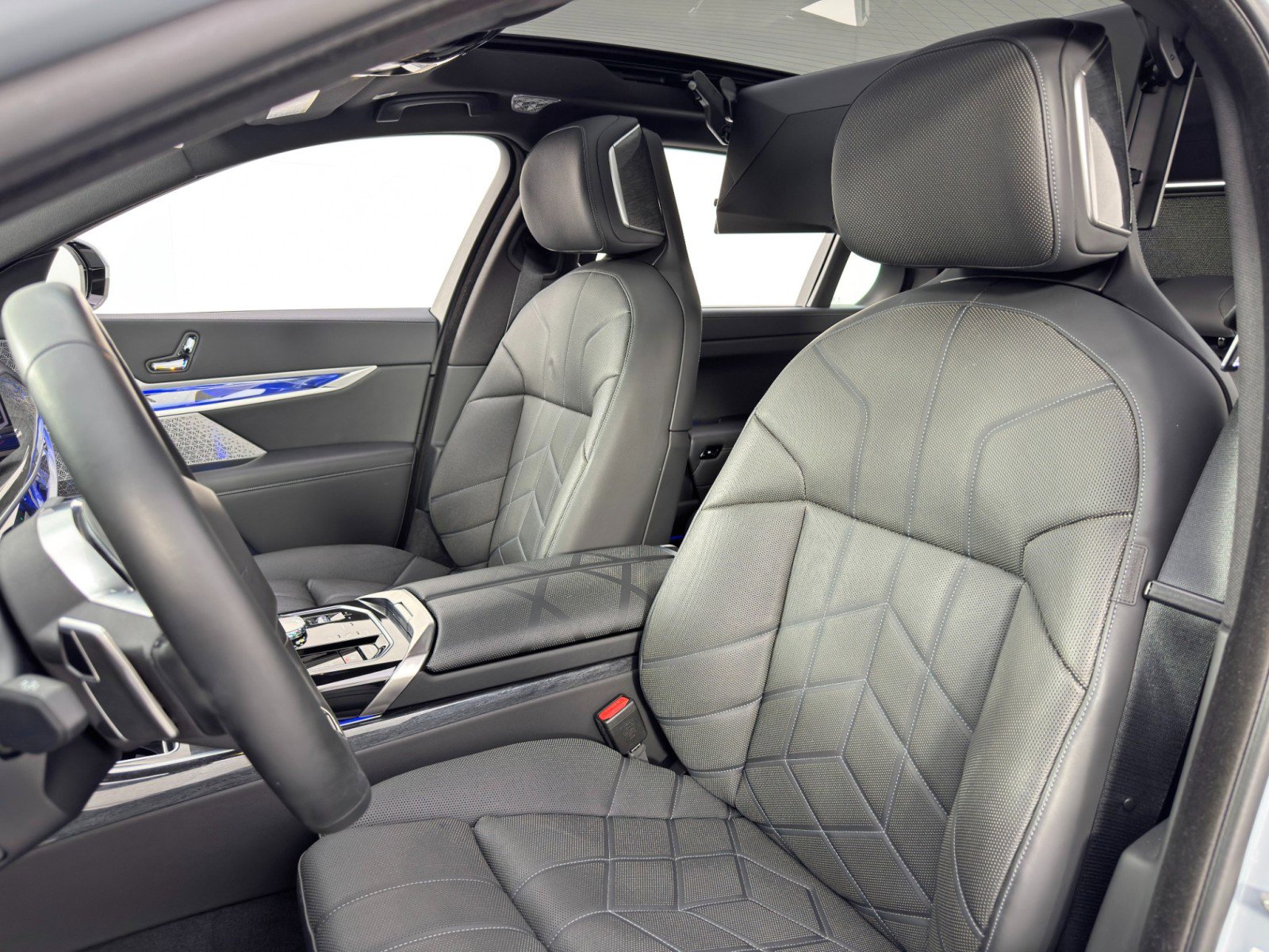 Used 2023 BMW i7 xDrive60 w/ Executive Package 2 image 53