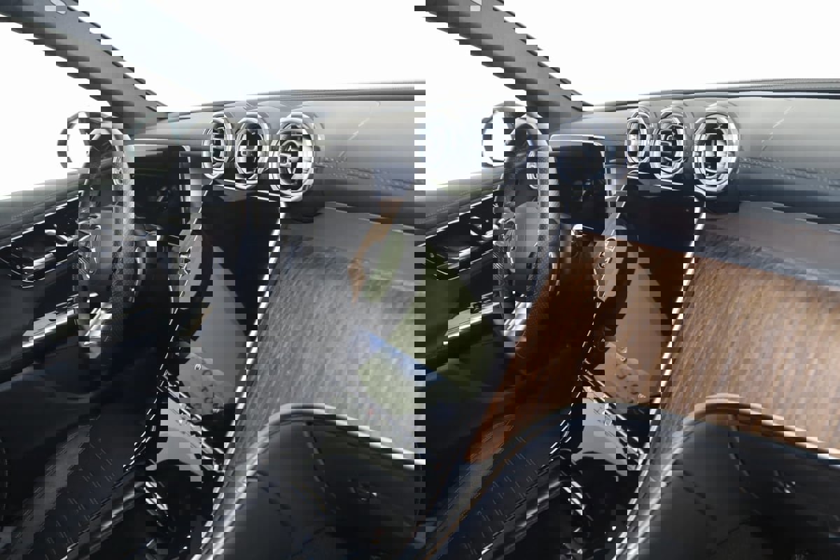 Used 2025 Mercedes-Benz GLC 300 4MATIC SUV image 48