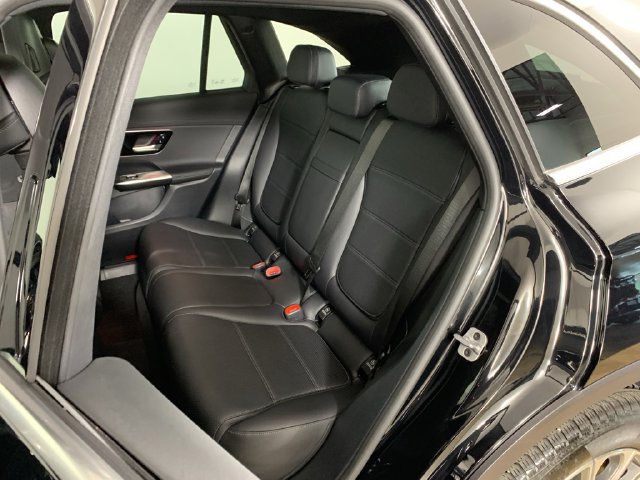 Used 2025 Mercedes-Benz GLC 300 4MATIC image 30
