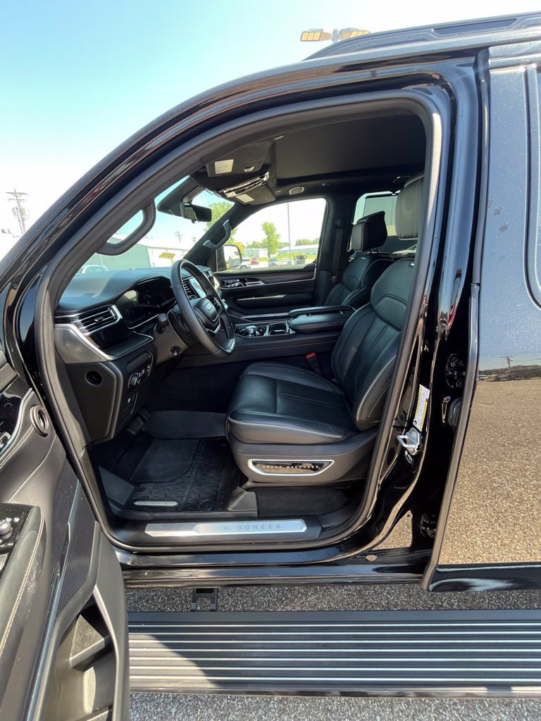 Used 2025 Jeep Grand Wagoneer L Series II Obsidian w/ Quick Order Packagew 28T AWD/4WD image 10