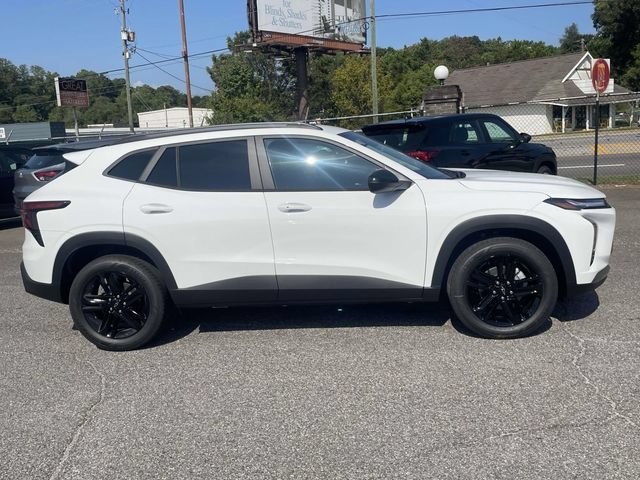 New 2026 Chevrolet Trax ACTIV w/ Sunroof Package FWD image 2