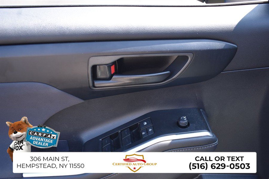 Used 2025 Toyota Highlander LE FWD image 13