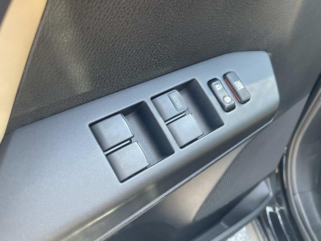 Used 2018 Toyota RAV4 XLE FWD image 16