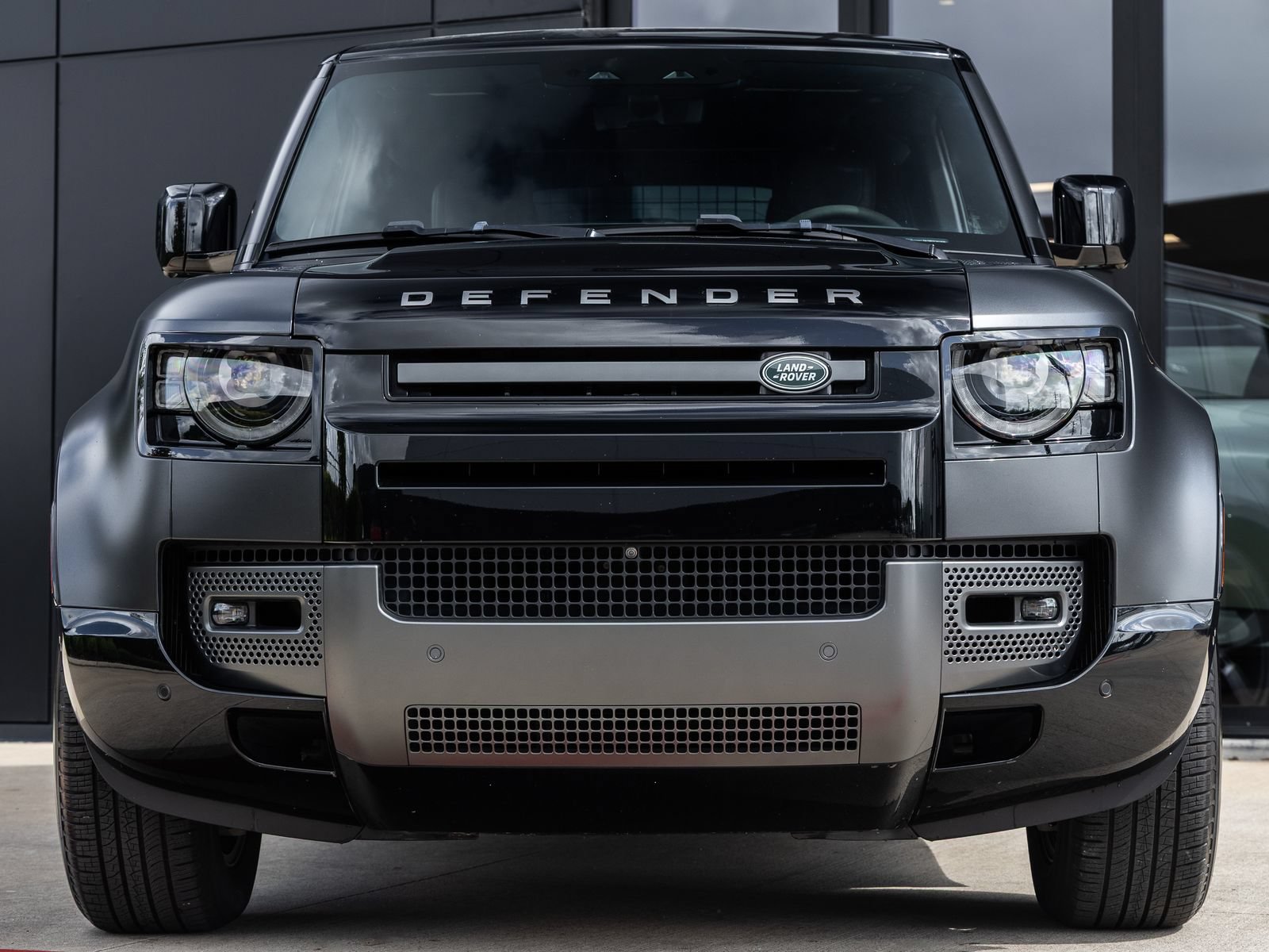 Used 2023 Land Rover Defender 110 V8 AWD/4WD image 4