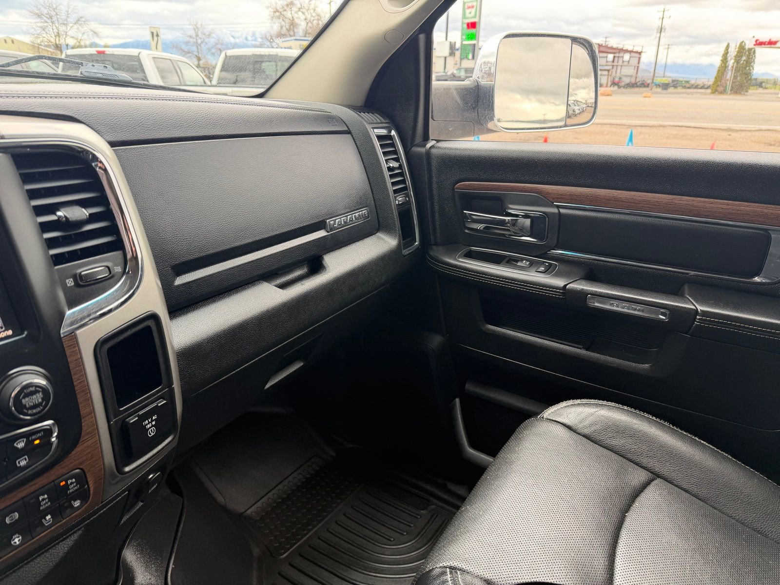 Used 2017 RAM 3500 Laramie w/ Cold Weather Group AWD/4WD image 17