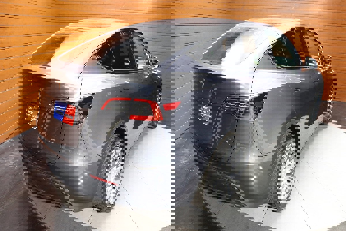 Used 2022 Tesla Model Y Long Range image 14