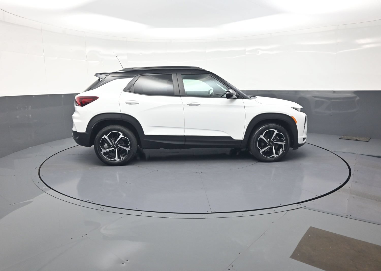 Used 2023 Chevrolet TrailBlazer RS w/ Convenience Package FWD image 2