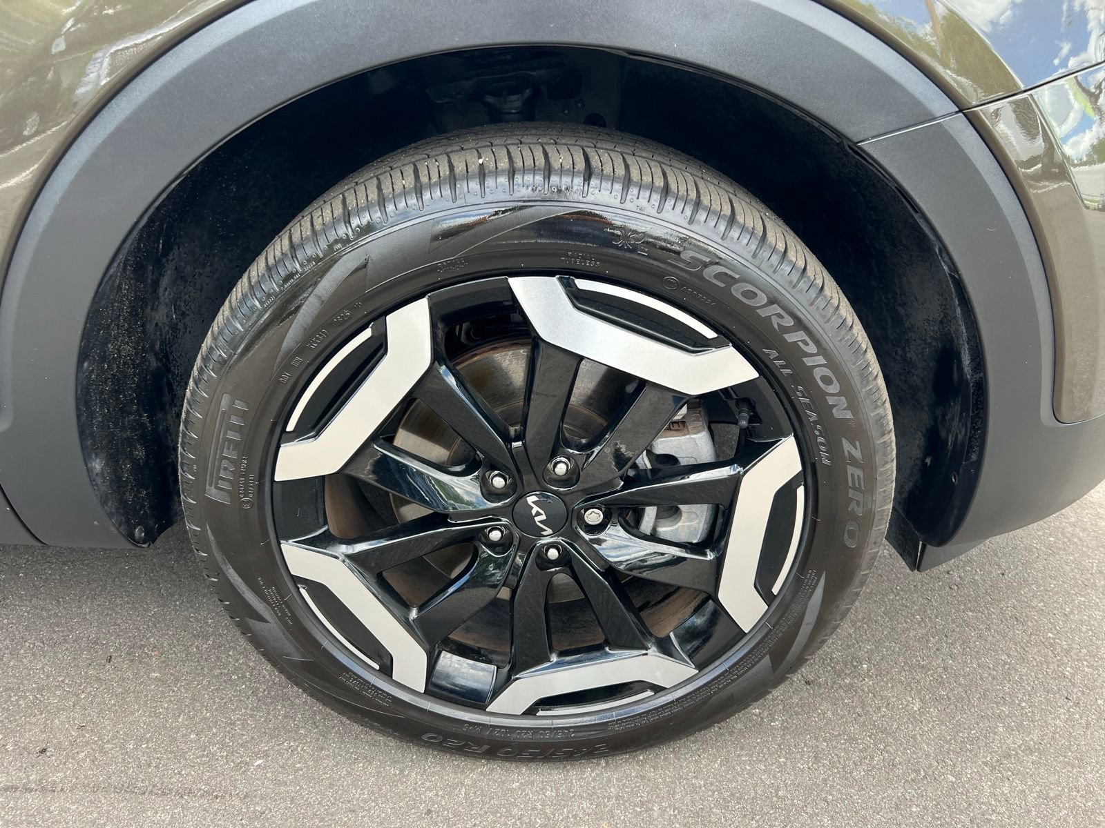 Used 2025 Kia Telluride EX w/ EX Captain's Chair Package FWD image 15