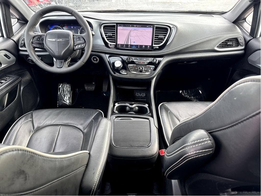 Used 2025 Chrysler Pacifica Limited FWD image 14