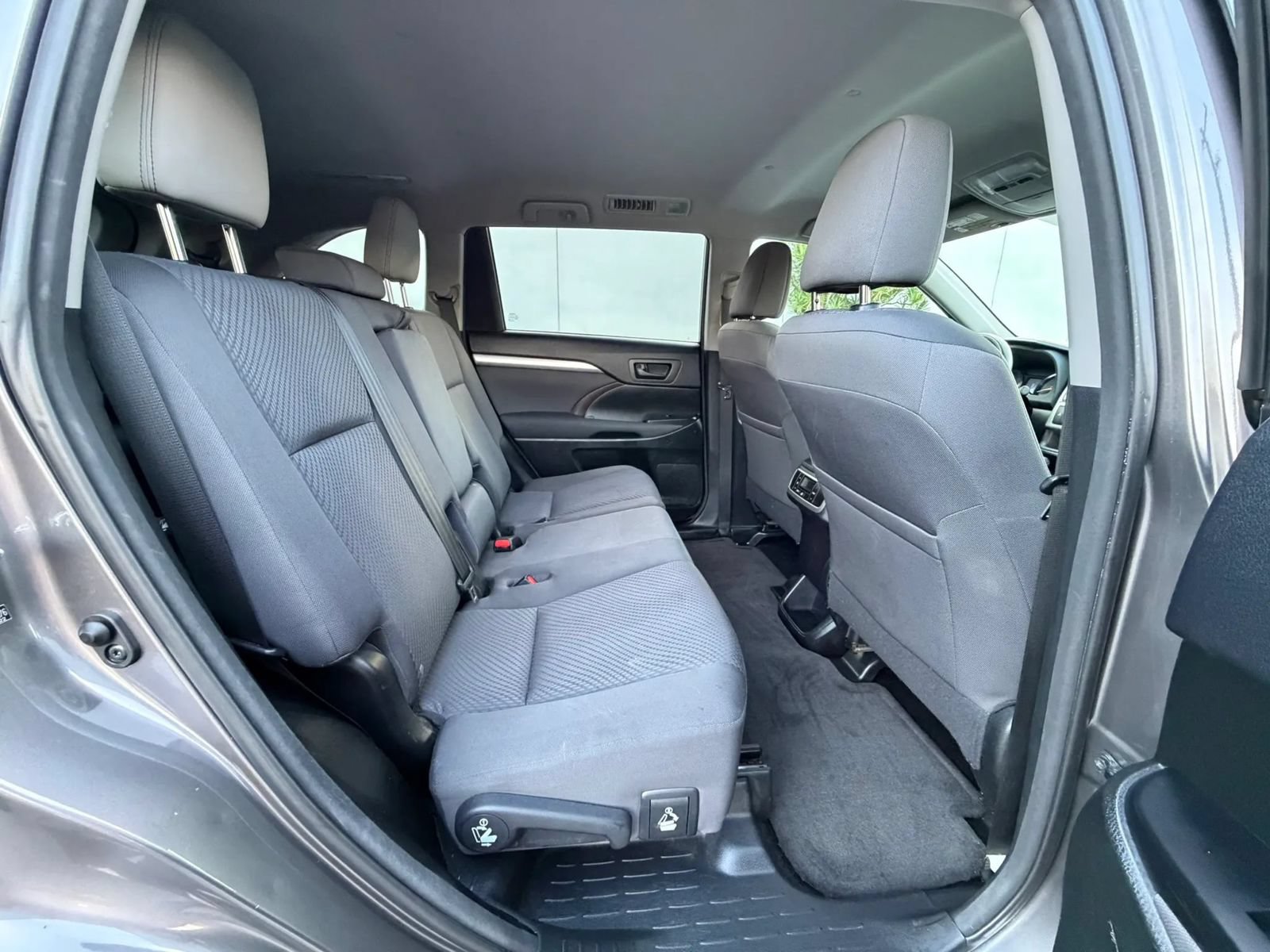Used 2014 Toyota Highlander LE FWD image 14