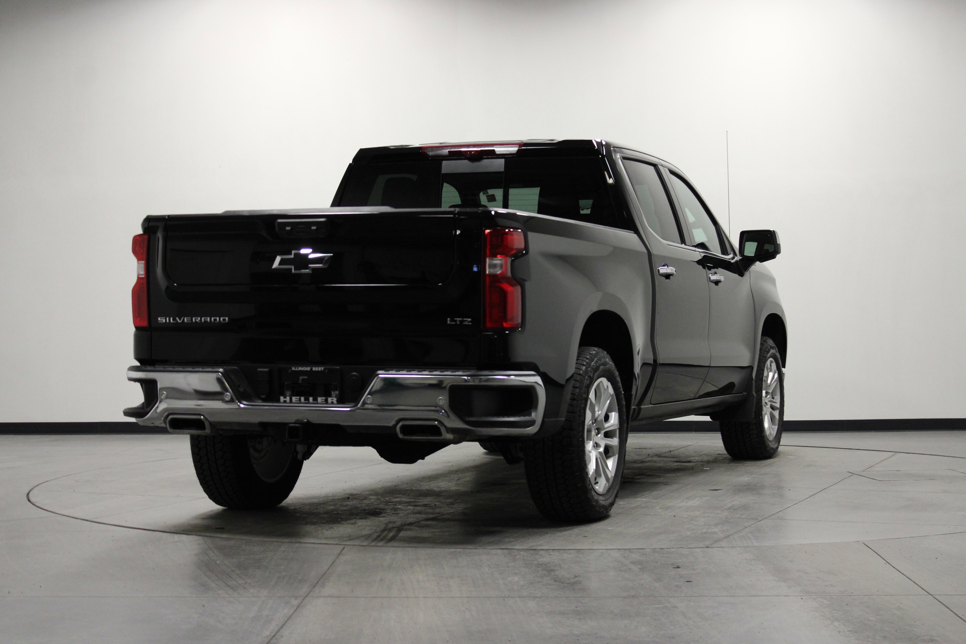 Used 2024 Chevrolet Silverado 1500 LTZ w/ LTZ Premium Package image 4