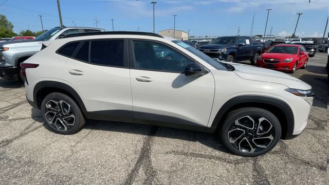 New 2026 Chevrolet Trax RS w/ Sunroof Package FWD image 3