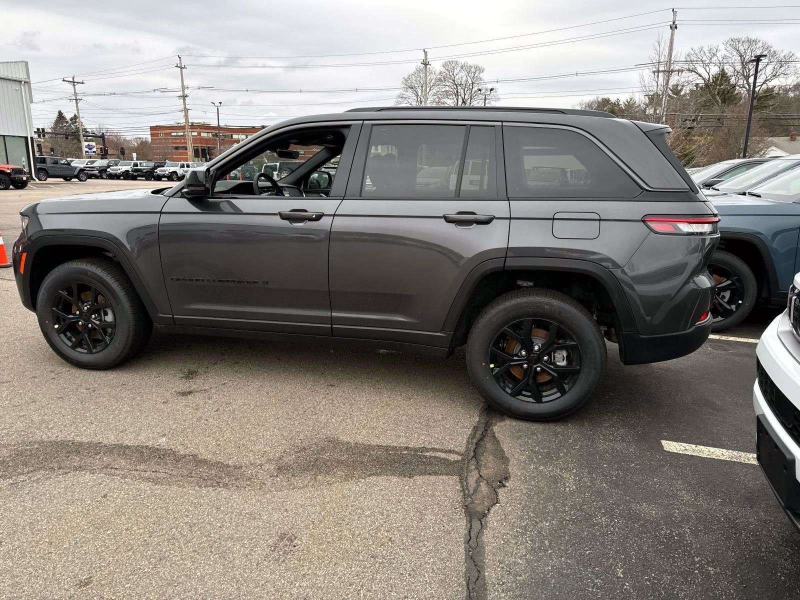 New 2026 Jeep Grand Cherokee Altitude image 3