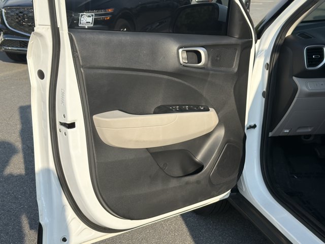 Used 2021 Hyundai Venue SEL FWD image 12