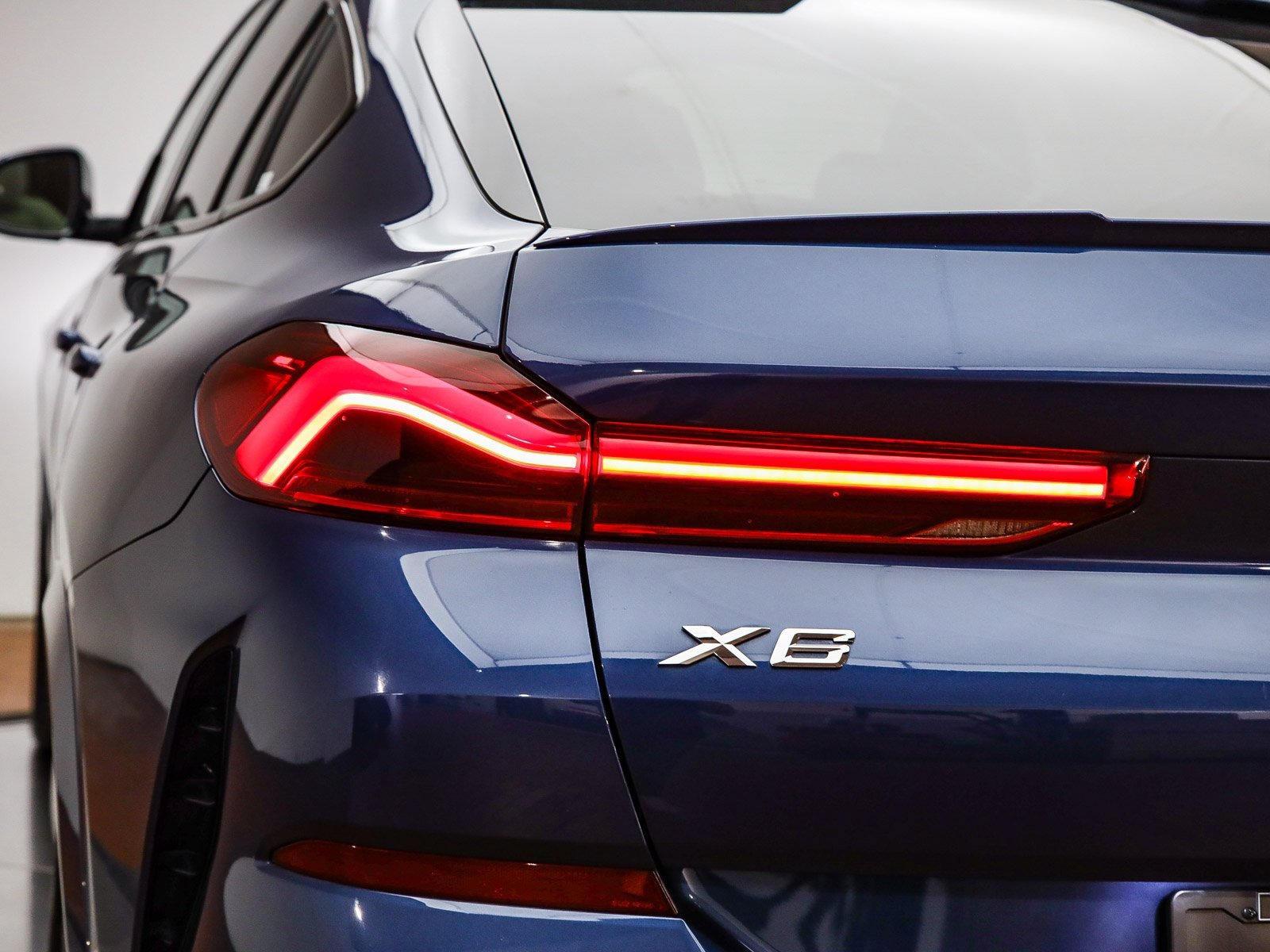 Certified 2022 BMW X6 xDrive40i w/ M Sport Package image 10